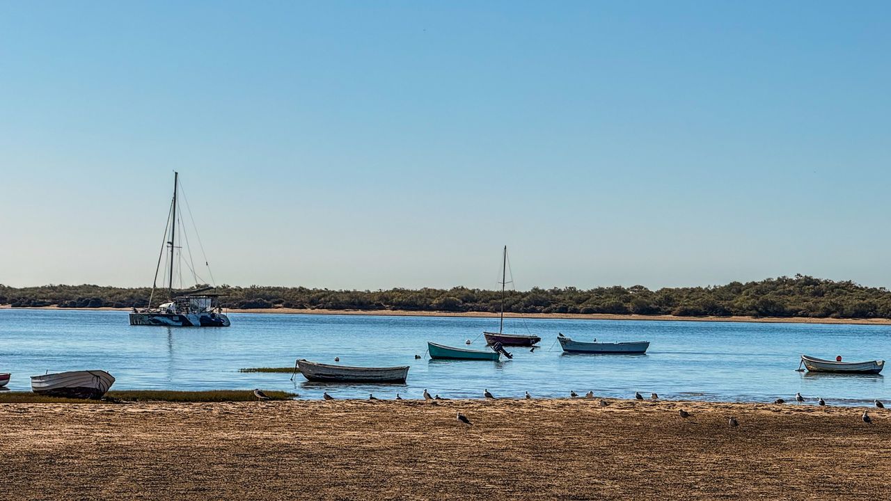 Uitzicht op El Rompido en La Flecha bij de riviermonding van de Piedras, in Huelva.